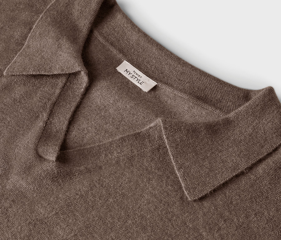 Detailansicht eines braunen Poloshirts mit Kragen und Knopfleiste.