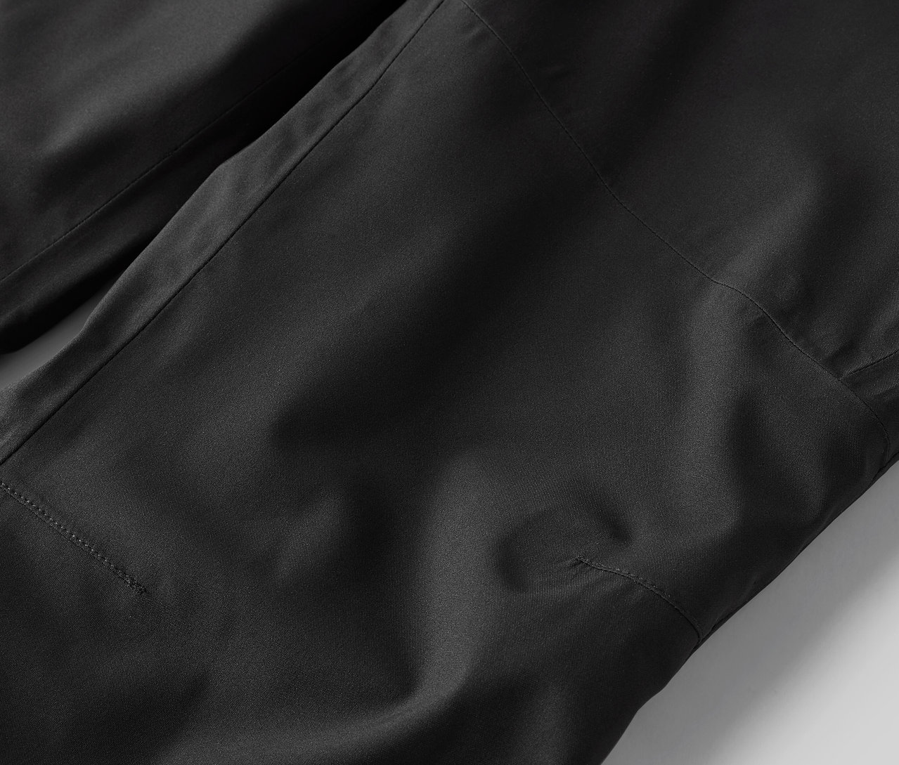 Detailaufnahme einer schwarzen Hose.