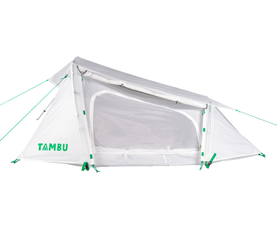 Weißes Tambu 2-Personen-Trekkingzelt »SURAN 2« mit offenem Eingang und grünen Seilen.
