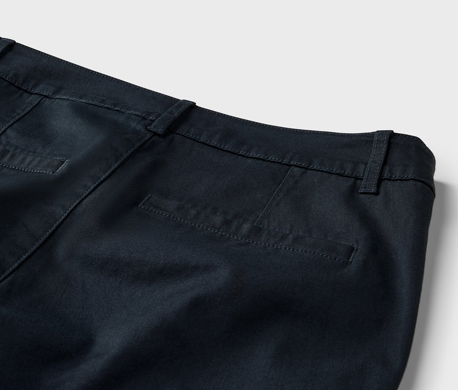 Detailansicht der Rückseite einer marineblauen Chino-Shorts.