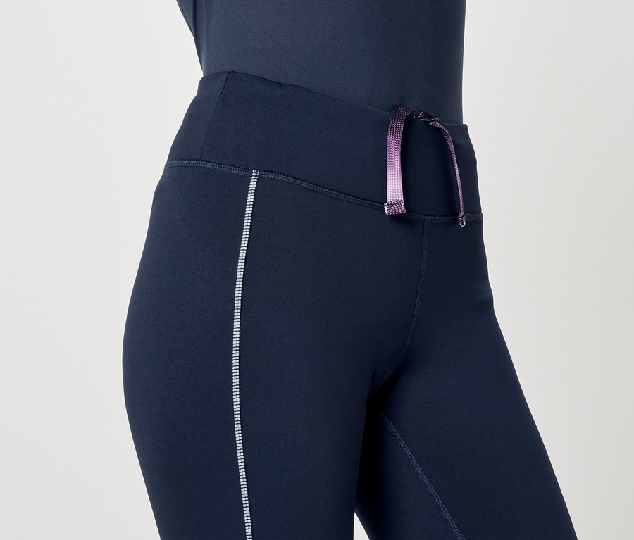 Detailaufnahme von Damen-Leggings in Dunkelblau mit violettem Kordelzug.