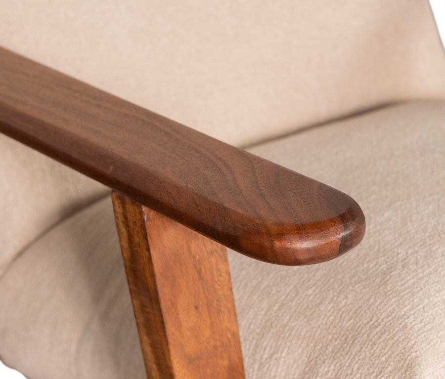 Detailansicht des BePureHome Sessels »Housten« mit Bouclé-Bezug und Armlehne aus Naturholz.
