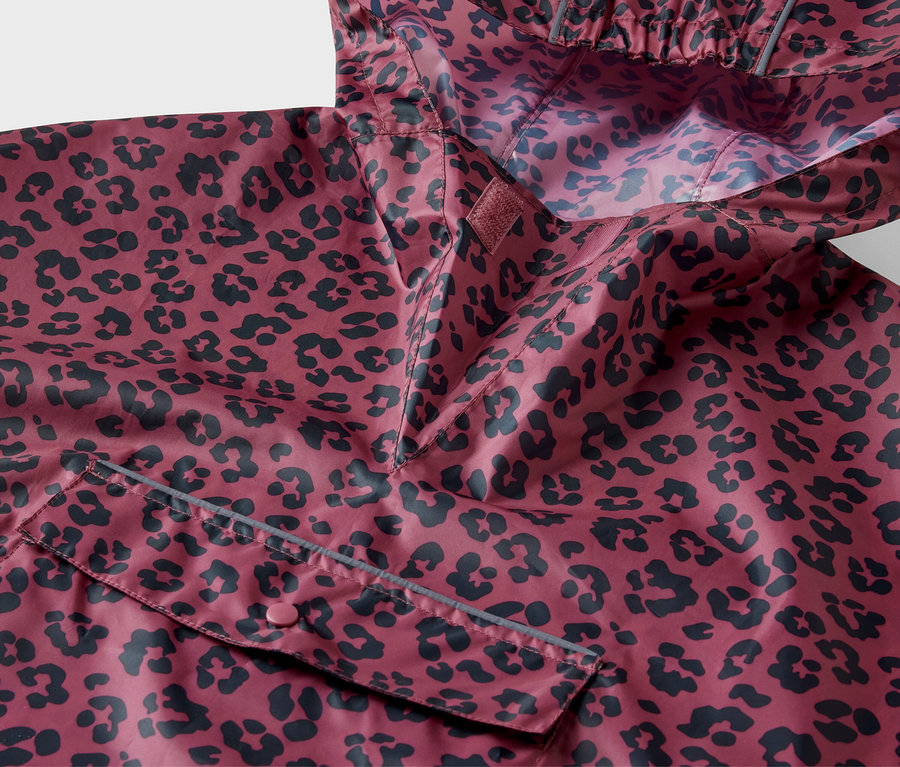 Detailansicht eines Kinder-Regenponchos, rosa mit Alloverprint.