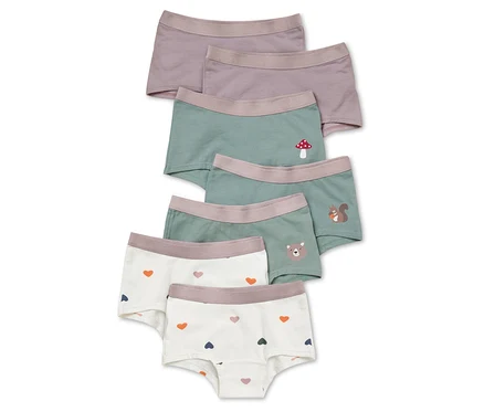 Fünf Mädchenslips in Lila, Grün und Weiß mit Herz-, Fliegenpilz-, Eichhörnchen- und Bärenmotiven.