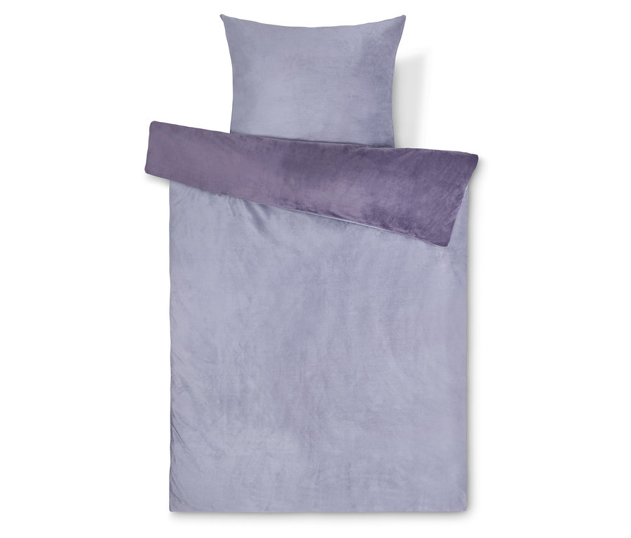 Helllila Bettwäsche mit lila Überwurf und Kissen, von oben fotografiert.