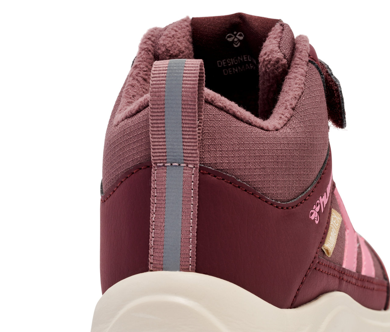 Detailaufnahme des HUMMEL Root Tex Jr Schuhs in Rosa.