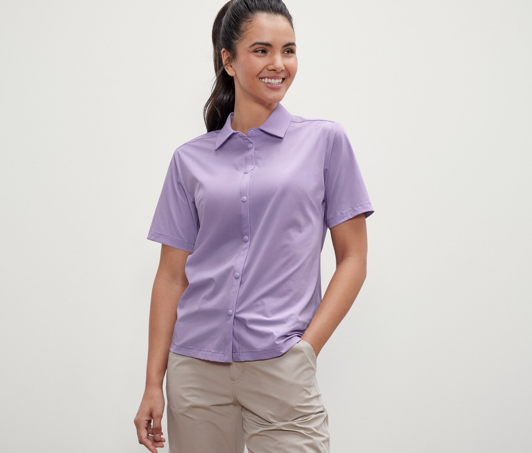 Frau trägt eine Outdoorbluse.