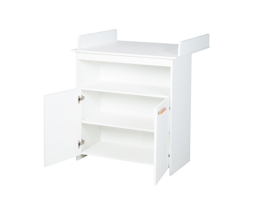 Weiße roba Wickelkommode »Anton« mit offener Tür und Regalen.