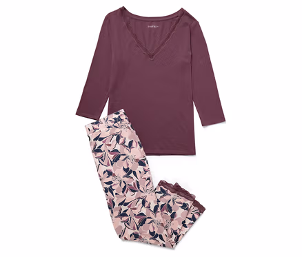 Lila Pyjama mit geblümter Hose.