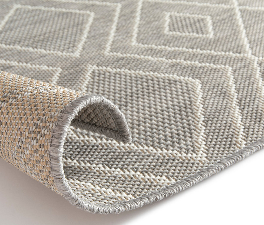 Detailaufnahme eines grauen, faltbaren Outdoor-Teppichs »Diamond Rhythm« mit geometrischem Muster.