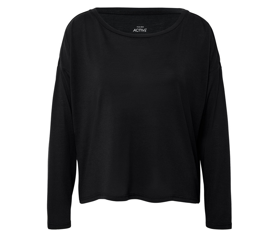 Schwarzes Langarmshirt auf weißem Hintergrund.