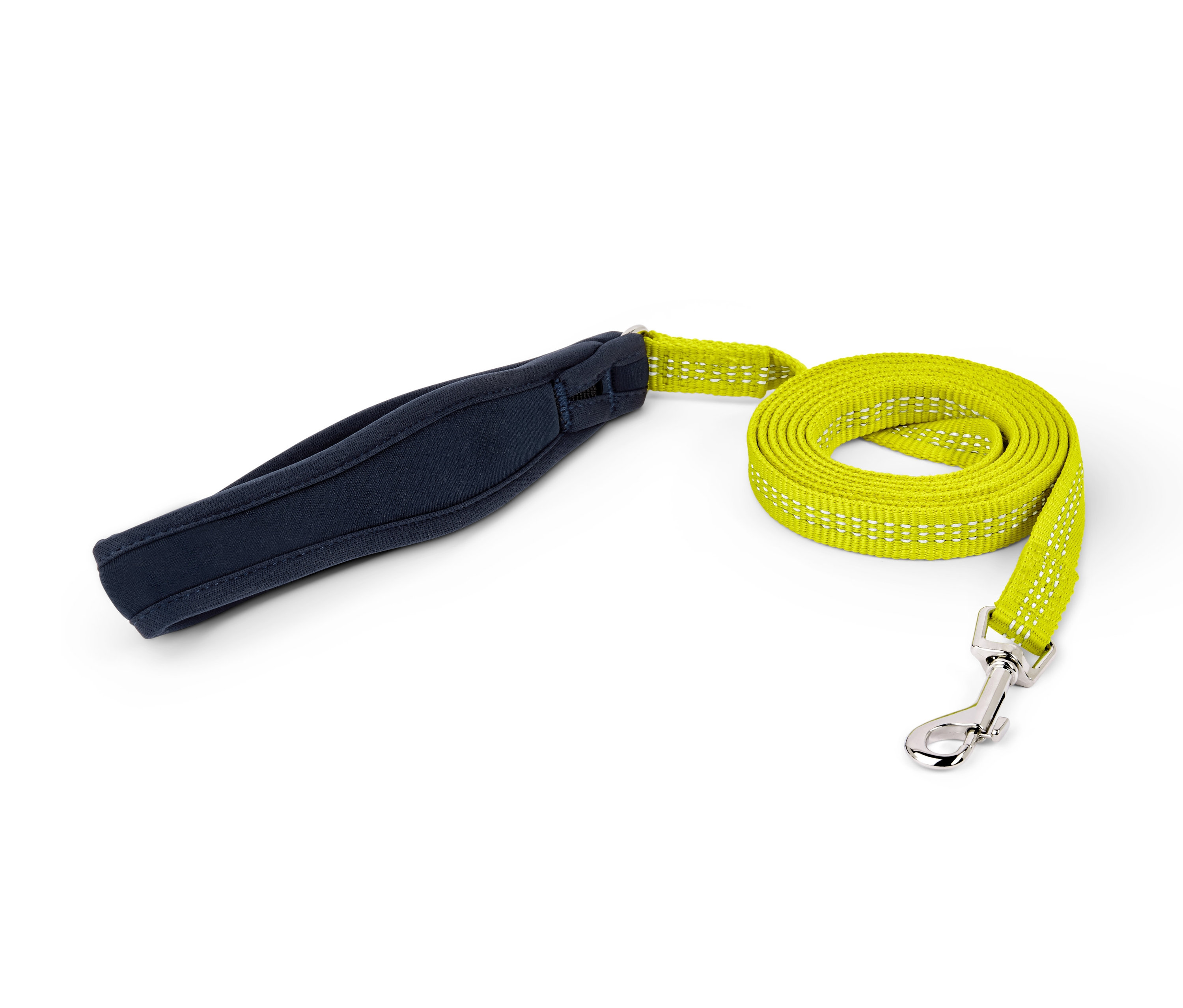 Eine hellgrüne Hundeleine mit Reflektoren und einem blauen Griff liegt auf einem weißen Hintergrund.