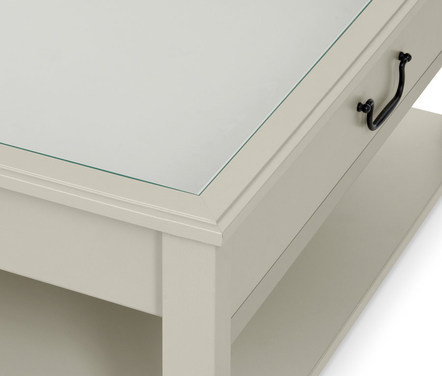 Detailansicht eines Couchtischs mit Glasplatte.