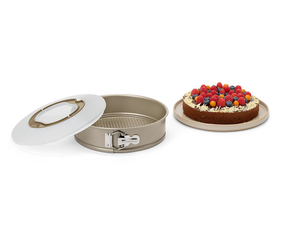 Offene Backform neben einem Kuchen mit Früchten.