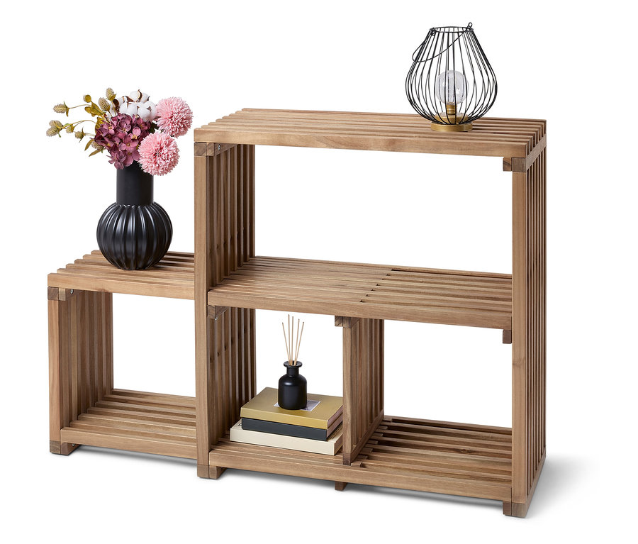 Ein hölzernes Bücherregal mit drei Regalen. Auf den Regalen befinden sich Vasen mit Blumen, eine Lampe und Bücher.