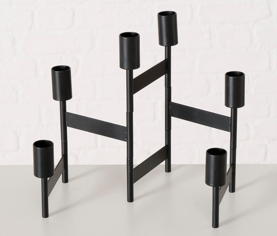 Schwarzer Metall-Kerzenleuchter »Kalika« für fünf Kerzen auf einem weißen Tisch.