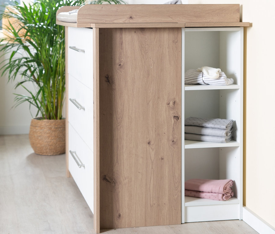 roba Wickelkommode »Malo« steht neben einer Pflanze in einem Weidenkorb.