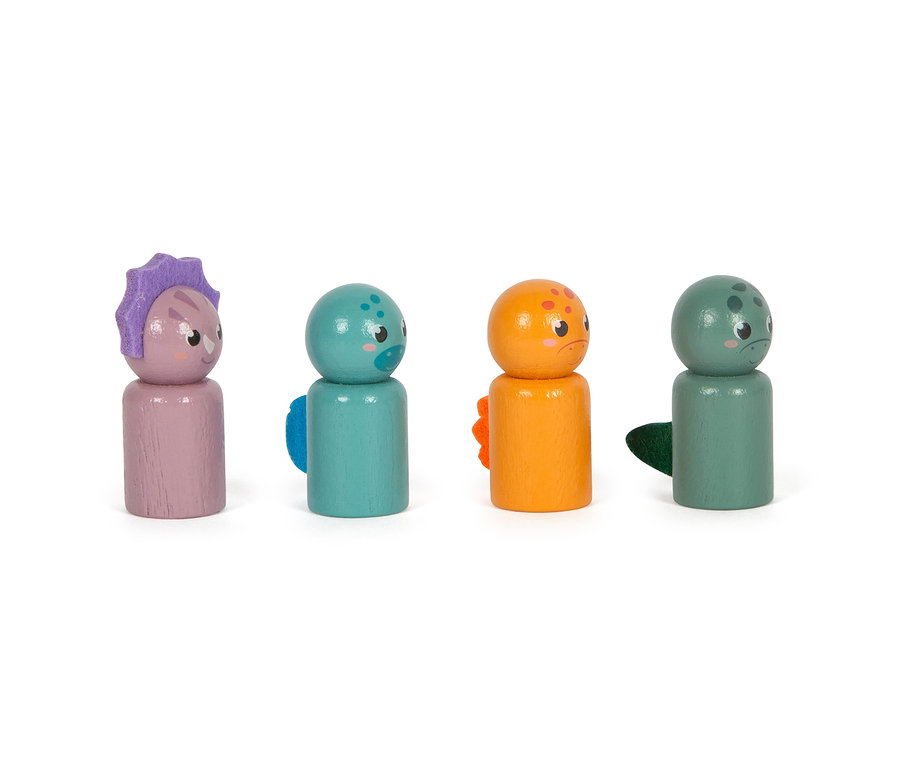 Vier verschiedenfarbige Holzfiguren aus dem small foot Spiele-Set »Dino« stehen nebeneinander.