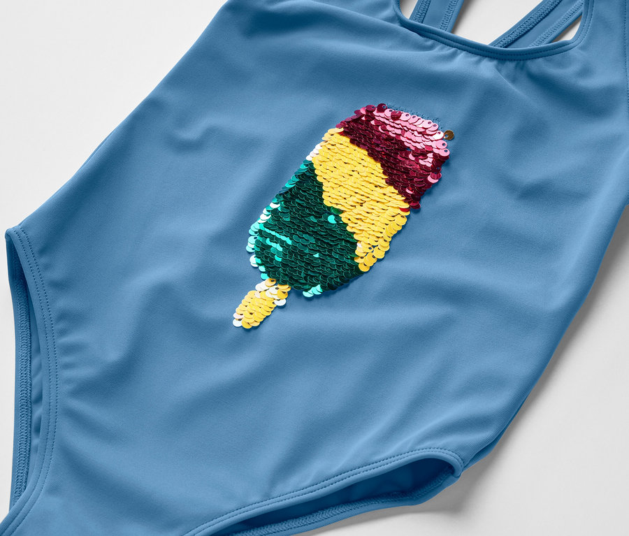 Blauer Kinder-Badeanzug mit Wendepailletten in Form eines Eis am Stiel.