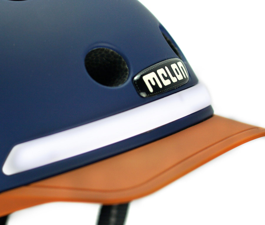 Detailaufnahme eines blauen Melon E-Series Fahrradhelms »Heaven &amp; Earth« mit braunem Visier.