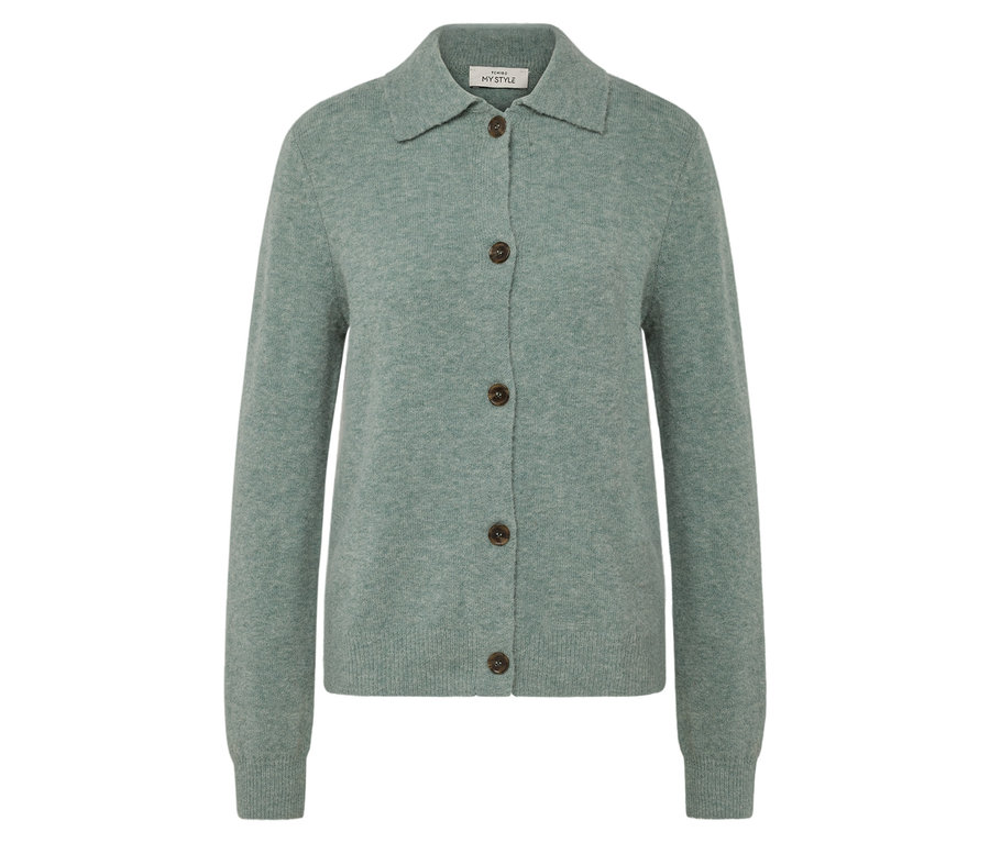 Ein grüner Strickcardigan mit braunen Knöpfen.