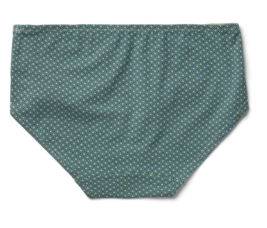 Eine Badehose mit geometrischem Muster in Blau- und Grüntönen auf weißem Hintergrund.