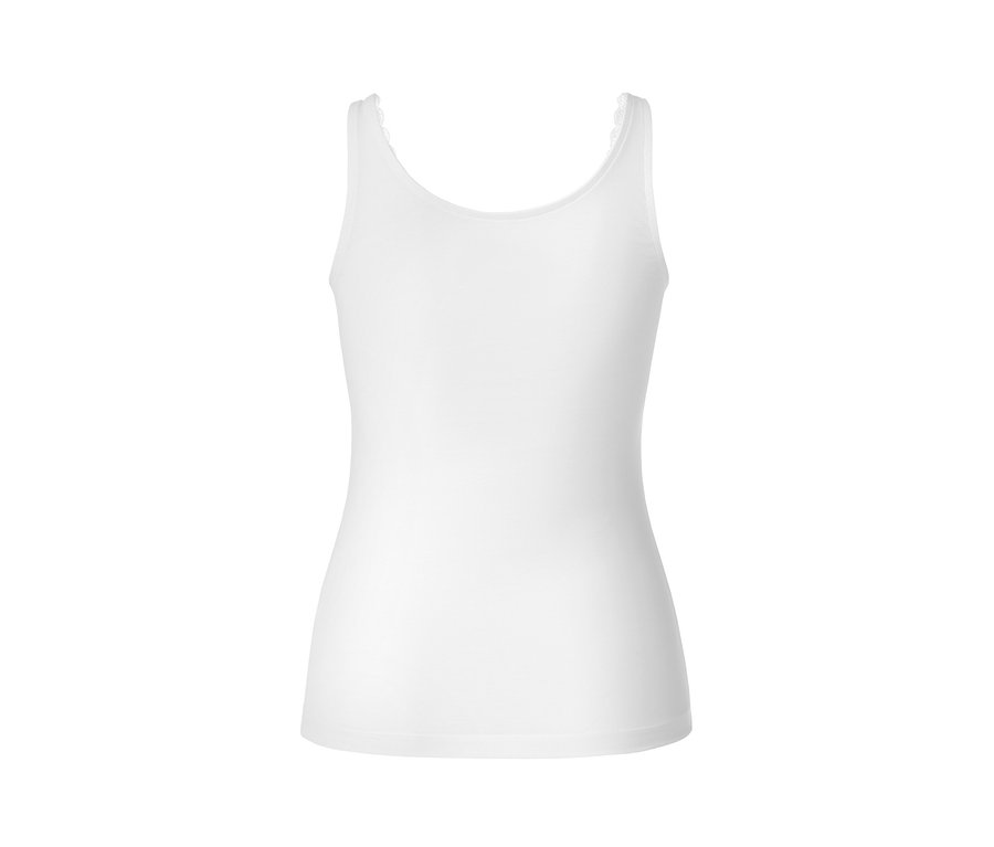 Weißes Hemdchen mit Bodyforming-Effekt.
