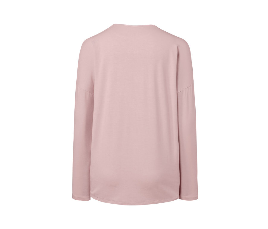 Roséfarbenes Langarmshirt mit Satindetail am Ausschnitt.