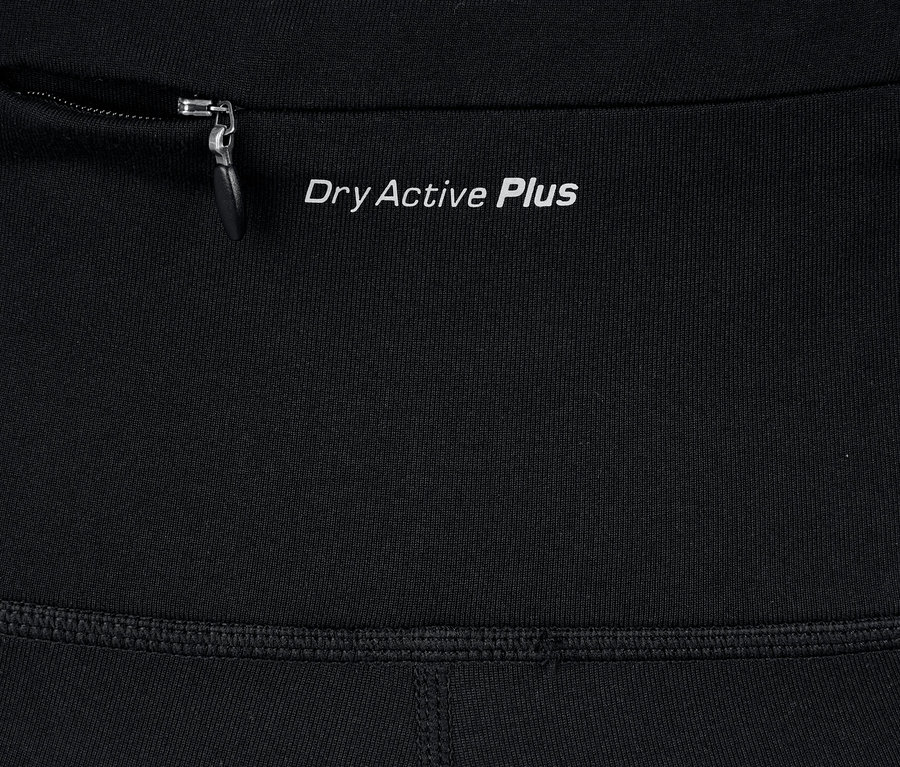 Detail einer Sporthose mit Reißverschlusstasche und Dry Active Plus Schriftzug.