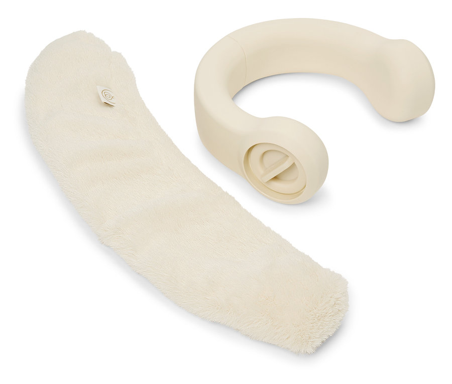 Ein cremefarbenes Massagegerät liegt neben einem weichen, cremefarbenen Bezug.