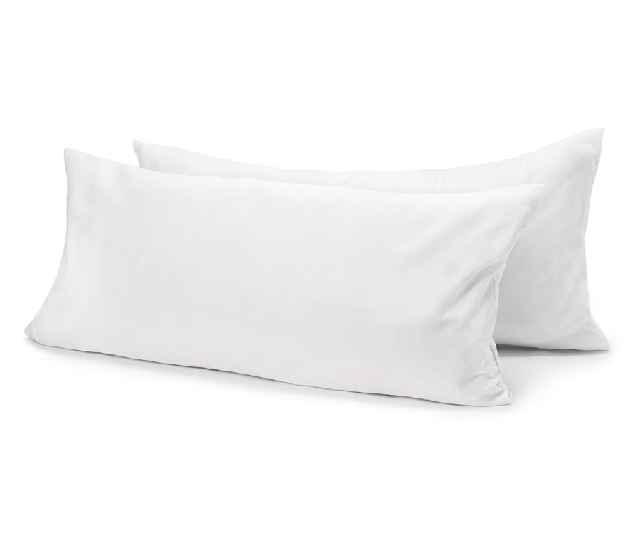 Zwei weiße Kissen liegen übereinander.