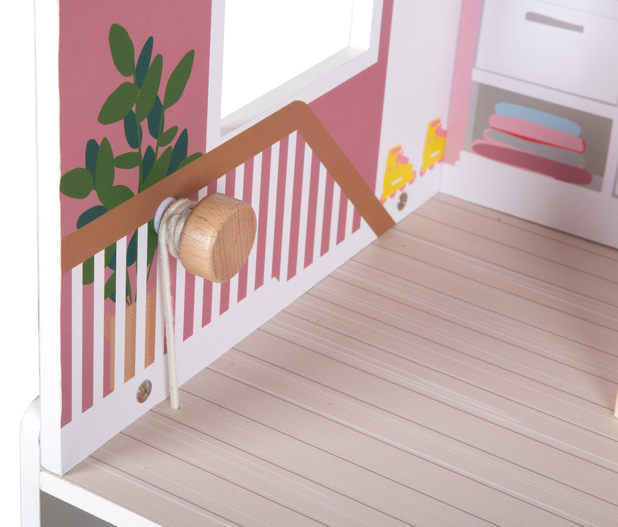 Detailaufnahme vom Innenraum des small foot Puppenhaus Stadtvilla mit Holzmöbeln und Dekorationen.