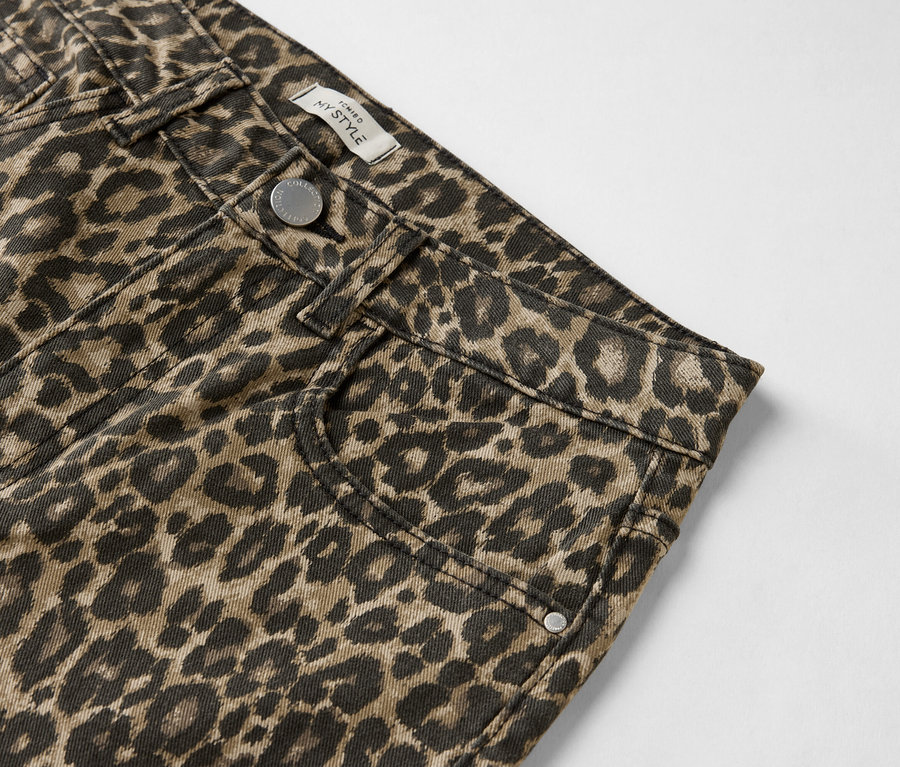 Nahaufnahme einer Hose mit Leopardenmuster.