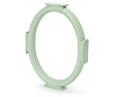 Ein hellgrüner Pilates-Ring auf weißem Hintergrund.