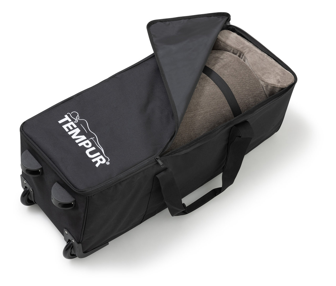 Offene, schwarze TEMPUR® Reiseset Tasche auf Rollen mit beigem Kissen und Decke.