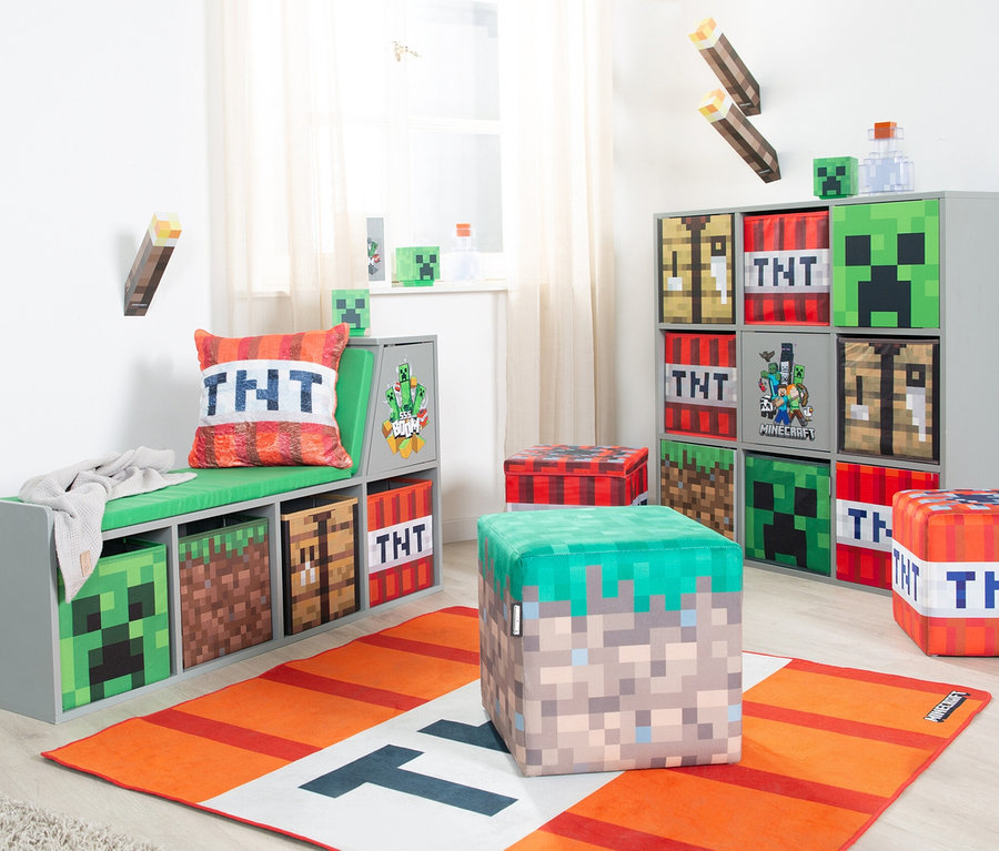 Minecraft-inspiriertes Zimmer mit roba Minecraft Regal, Hockern und Teppich.