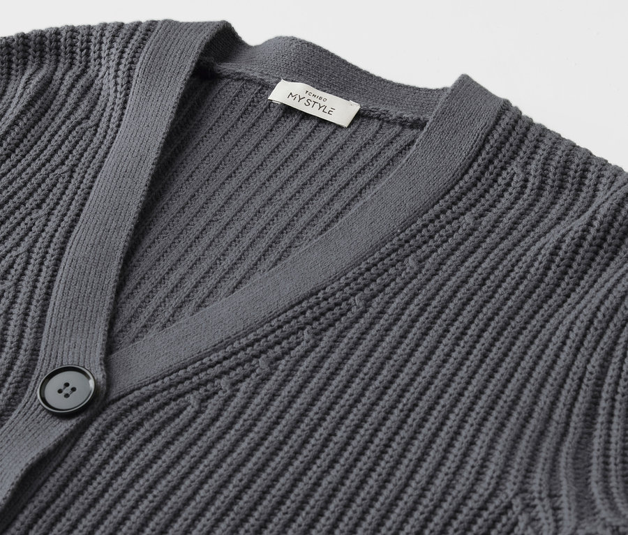 Detailansicht eines anthrazitfarbenen Grobstrick-Cardigans.