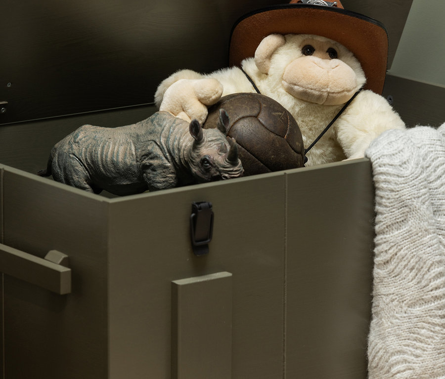 In einer Woood Aufbewahrungskiste »Bobby«, Kiefer Forest, liegen ein Plüsch-Nashorn, ein Ball und ein Affe mit Hut.