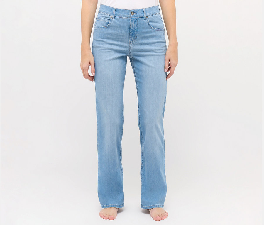 Frau trägt Angels Jeans »Lara« Straight Fit, light blue.
