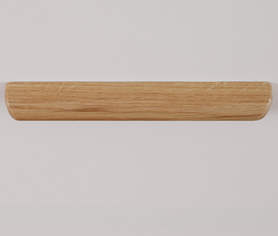 Detail einer weißen Kommode mit einem Holzgriff.