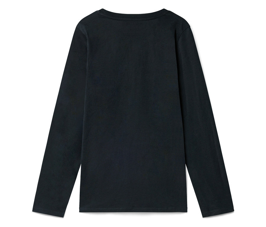 Nahaufnahme eines dunkelblauen langärmeligen T-Shirts, das auf einer ebenen Fläche liegt.