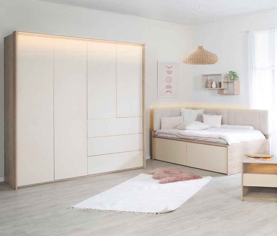 Zimmer mit einem Roba Kleiderschrank »Louisa«, einem Bett mit Kissen und einer Lampe.