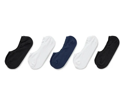 Fünf Sneakersocken in Schwarz, Weiß und Marineblau liegen nebeneinander auf einem weißen Hintergrund.