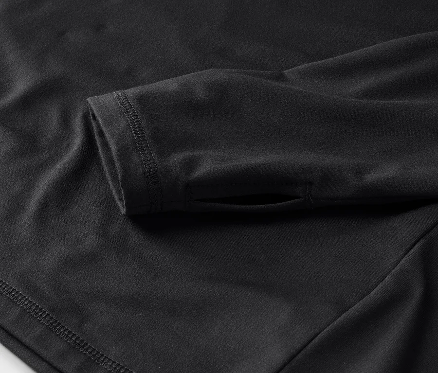 Detailaufnahme eines schwarzen Langarmshirts mit Daumenloch am Ärmel.