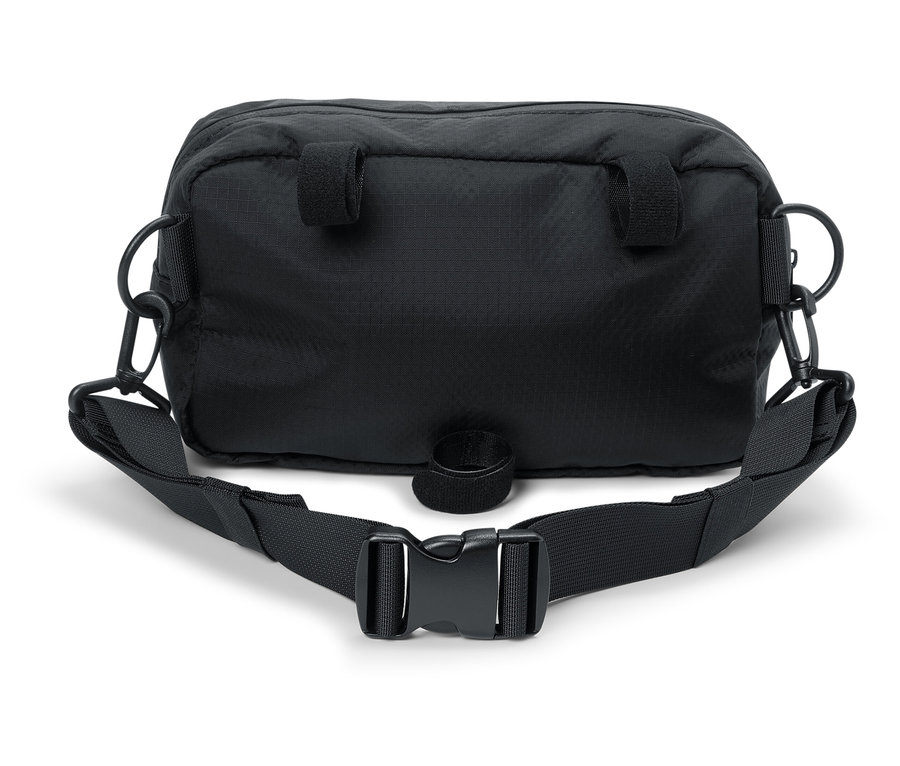 Schwarze Gürteltasche mit verstellbarem Gurt und Schnalle.