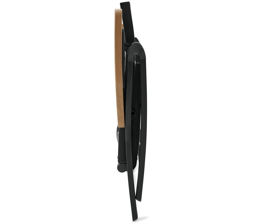 Zusammengeklappter Stuhl mit schwarzem Gestell und hölzerner Rückenlehne vor weißem Hintergrund.