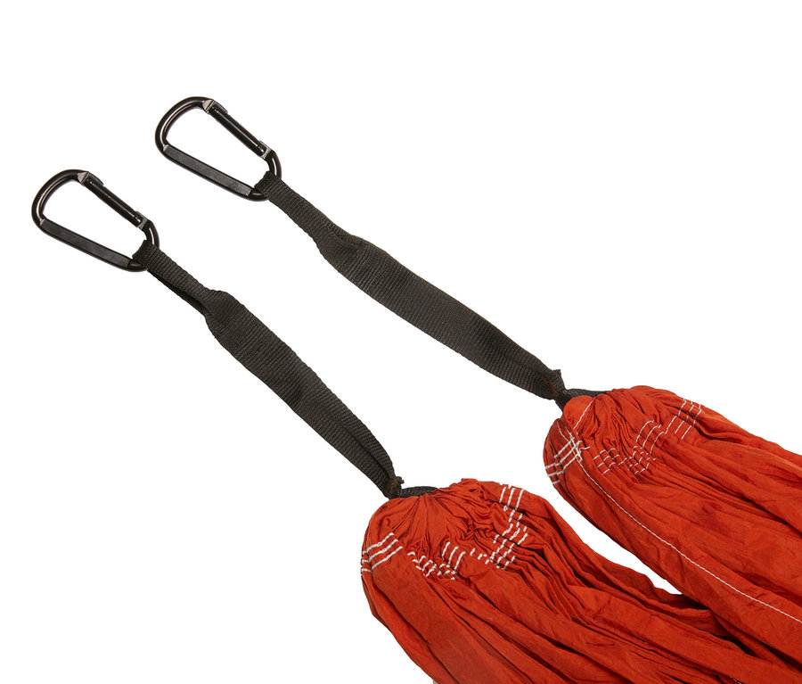 Nahaufnahme der Aufhängung einer Grand Canyon Doppel-Hängematte »Bass Hammock« mit schwarzen Karabinern und Bändern an einem orangefarbenen Stoff.