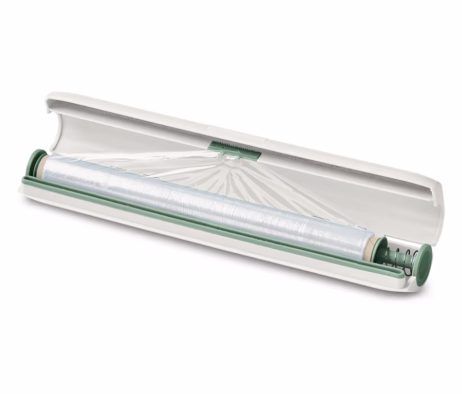 Eine geöffnete, längliche Frischhaltefolienbox mit einer Rolle Frischhaltefolie darin.