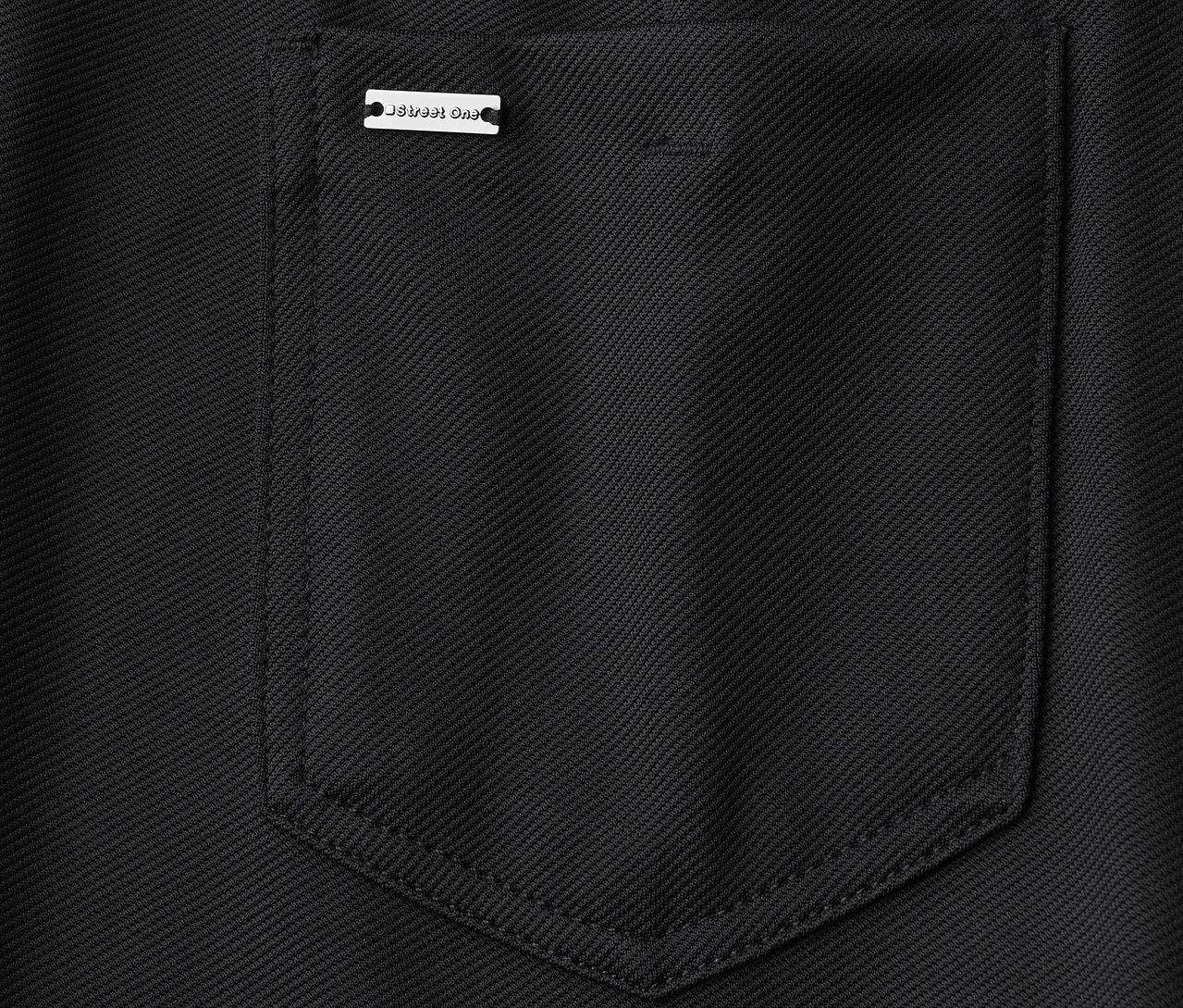 Detailansicht einer schwarzen Street One Bootcut Hose, die die Gesäßtasche zeigt.