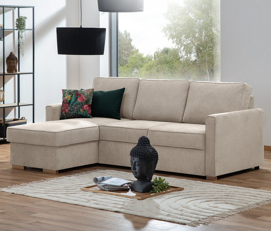 Beiges Ecksofa mit Auszugsbett »NovaLounge« mit Kissen steht auf einem gemusterten Teppich.